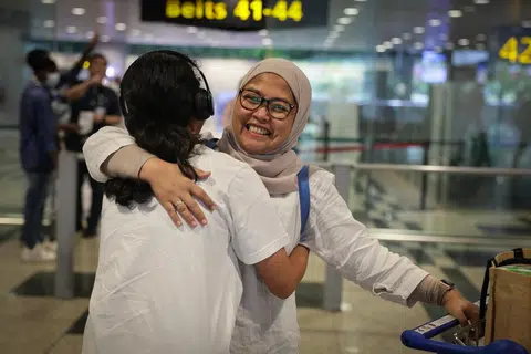 Yasmine Aqila Khairunnisa, 16 tahun, memeluk ibunya, Cik Malani Tjahyati (kanan), 43 tahun, di Terminal 3 Lapangan Terbang Changi pada 8 September 2026, selepas penerbangan antara Singapura dengan Jakarta disambung semula.