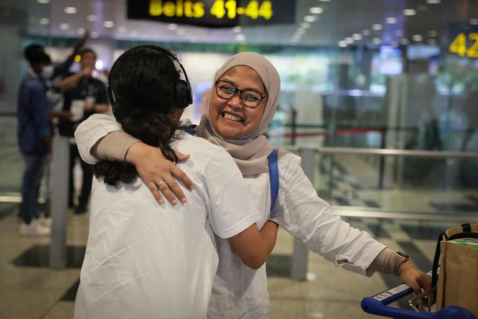 Yasmine Aqila Khairunnisa, 16 tahun, memeluk ibunya, Cik Malani Tjahyati (kanan), 43 tahun, di Terminal 3 Lapangan Terbang Changi pada 8 September 2026, selepas penerbangan antara Singapura dengan Jakarta disambung semula.
