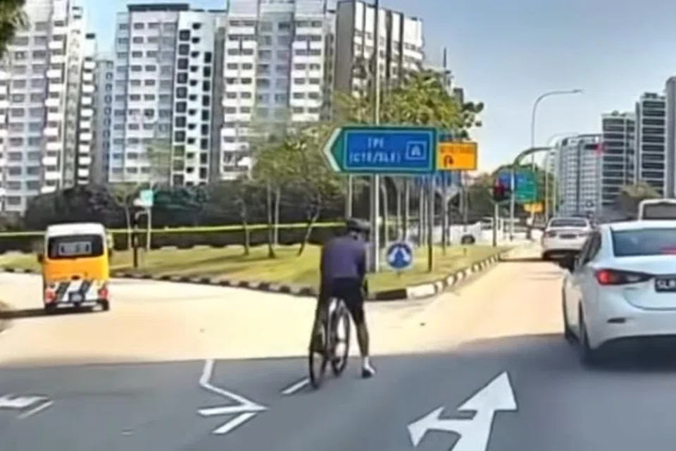 BERHENTI BERTEDUH : Penunggang basikal berhenti antara dua jalan menghala ke kiri