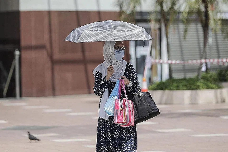 PAKAI PELITUP: Orang ramai kini wajib memakai pelitup muka sebaik sahaja keluar dari rumah. - Foto EPA-EFE