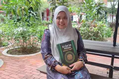 Cik Dewi Citra berkata membaca Al-Quran memberikan ketenangan pada dirinya sambil mendalami ilmu agama Islam. 