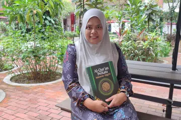 Cik Dewi Citra berkata membaca Al-Quran memberikan ketenangan pada dirinya sambil mendalami ilmu agama Islam. 