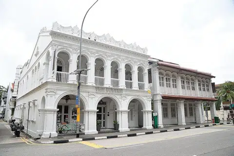 TAPAK PENERBITAN MASYHUR: Bangunan di 82 Jalan Sultan ini asalnya Matba'ah Al-Ahmadiah (Ahmadiah Press), syarikat yang bertanggungjawab mencetak 'Kitab Pengetahuan Bahasa' karangan Raja Ali Haji. - Foto TAMAN WARISAN MELAYU