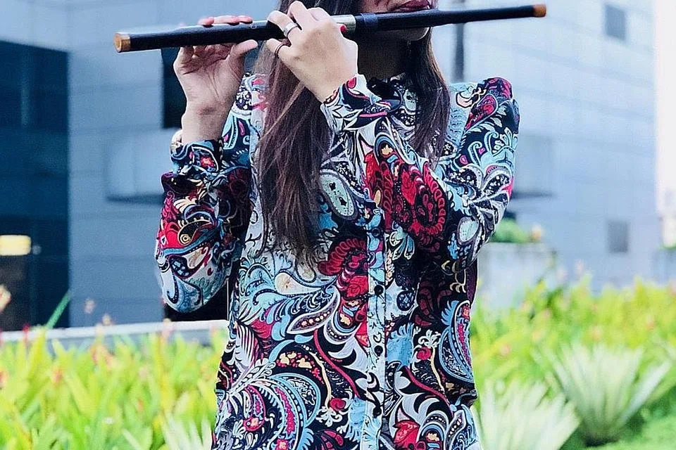 TERSENTUH DEK KESYAHDUAN IRAMA: Cik Nurul Fatin Mohd Yusoff terdorong dengan kesan tiupan seruling pelawak Pak Yus yang membuatnya langsung ingin mempelajari cara bermain alat muzik tersebut. - Foto BM oleh HARYANI ISMAIL