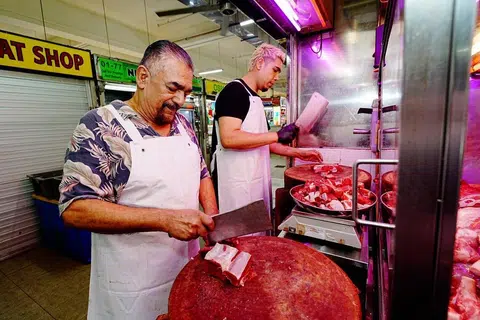 Encik Abdillah Abdul Malik (kanan), berusia 31 tahun, bersama ayahnya, Encik Abdul Malik Abdul Rahim (kiri), berusia 66 tahun, cuba sedaya-upaya untuk menyerap sebahagian peningkatan kos daging kambing akibat konflik di Timur Tengah.