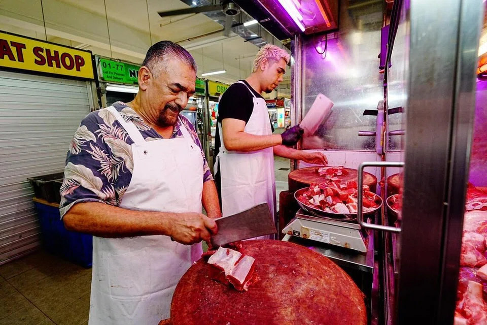 Encik Abdillah Abdul Malik (kanan), berusia 31 tahun, bersama ayahnya, Encik Abdul Malik Abdul Rahim (kiri), berusia 66 tahun, cuba sedaya-upaya untuk menyerap sebahagian peningkatan kos daging kambing akibat konflik di Timur Tengah.
