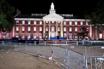 
Bendera Amerika Syarikat tergantung di pagar selepas penyokong Naib Presiden Amerika Syarikat yang juga calon Presiden Demokrat, Cik Kamala Harris, di Universiti Howard, Washington, DC, meninggalkannya pada 6 November. Pasukan kempen Cik Harris mengumumkan beliau tidak akan berucap kepada penyokongnya setelah Encik Donald Trump hampir meraih kemenangan dalam persaingan sengit Pilihan Raya Presiden Amerika.