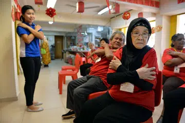 WANG BUKAN SEGALA-GALANYA: Mereka yang bersara perlu menjaga kesihatan, mengambil makanan yang baik dan mengamalkan senaman selain wang yang mencukupi.