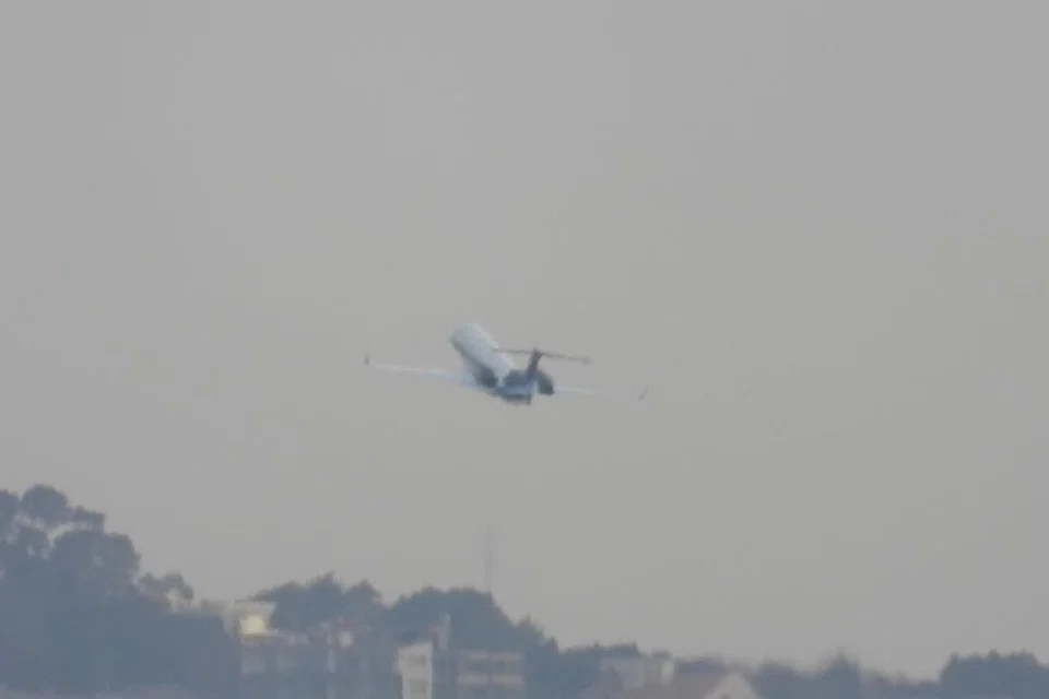Jet peribadi C5-SKY dilihat berlepas dari bandar Beirut, Lebanon, pada 11 April 2025 dalam tangkap layar daripada rakaman video ini. 