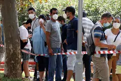 DAPATKAN UJIAN: Ramai orang beratur di bandar Marseille setelah pemerintah Perancis mengumumkan ujian percuma bagi Covid-19. - Foto REUTERS
