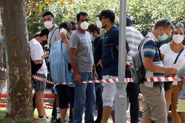 DAPATKAN UJIAN: Ramai orang beratur di bandar Marseille setelah pemerintah Perancis mengumumkan ujian percuma bagi Covid-19. - Foto REUTERS
