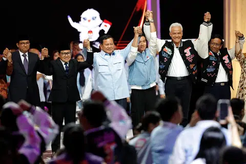 Calon Presiden (dari kiri) Encik Anies Baswedan bersama pasangannya, Encik Muhaimin iskandar; Encik Prabowo Subianto bersama Encik Gibran Rakabuming Raka, dan Encik Ganjar Pranowo bersama pasangannya Encik Mahfud MD masing-masing berpegangan tangan selepas perbahasan di Pusat Konvensyen Jakarta pada 4 Februari.