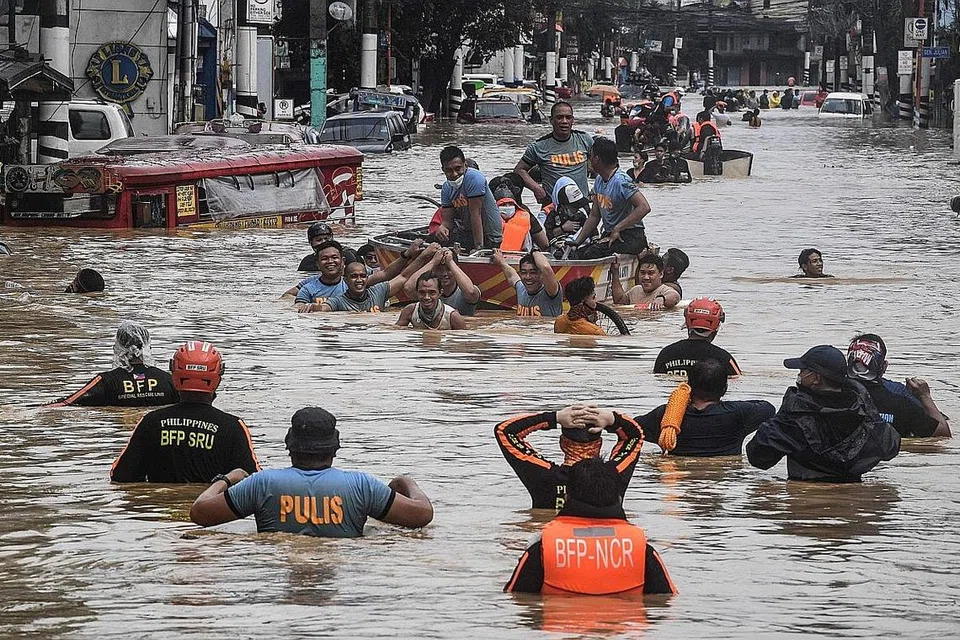 SELAMATKAN PENDUDUK: Pasukan penyelamat menggunakan bot kecil untuk membawa penduduk yang terjejas keluar daripada kawasan jalanan yang ditenggelami air di Marikina City, di kawasan pinggiran Manila, akibat Taufan Vamco. - Foto AFP