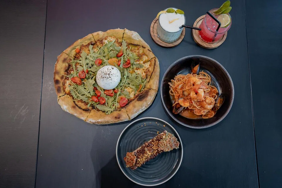(Dari kiri) Piza Pesto Burrata, minuman Creamy Lemonade dan Watermelon Mint dan pasta Frutti di Mare dan Cannoli Bar. 