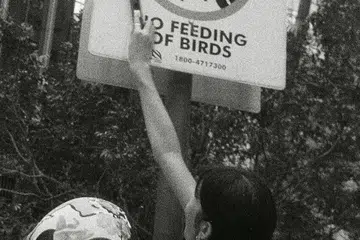 Cik Iffah Syafiqah Yusof (kiri), 26 tahun, bersama teman-temannya berjalan di daerah Chinatown dan Raffles Place menggunakan teknik mengimbas bagi menghasilkan imej yang bertekstur. 