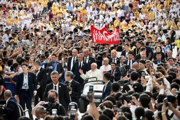Hadirin yang menghadiri acara ‘mass’ (perhimpunan agama) di Stadium Negara menyambut kedatangan pemimpin Kota Vatican, yang juga ketua Gereja Katolik, Paus (Pope) Francis (tengah) pada 12 September. Sekitar 50,000 hadir bagi acara tersebut.