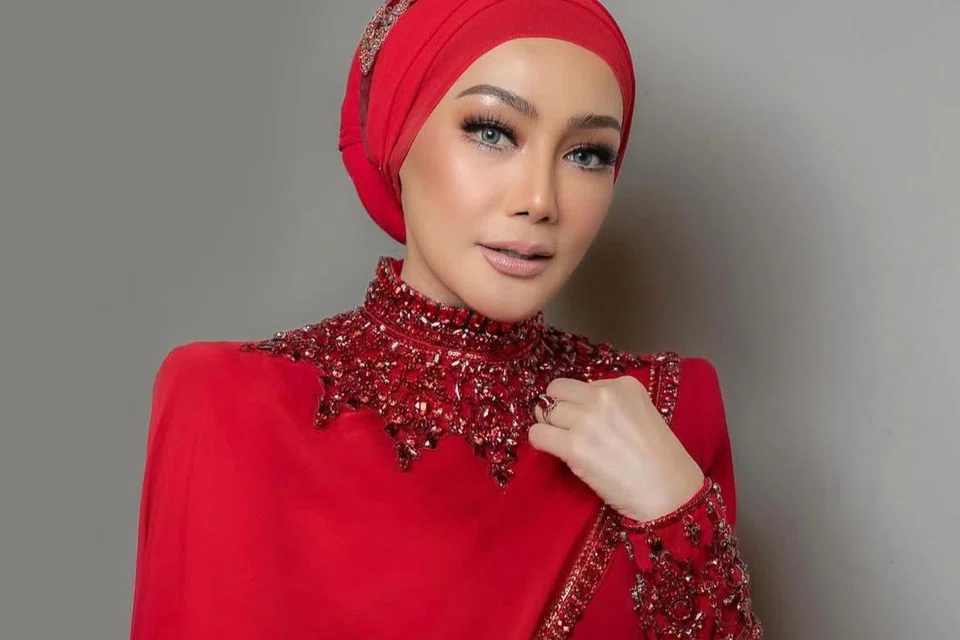 Penyanyi, pelakon dan pengacara, Erra Fazira, meluahkan rasa teruja kerana berpeluang merakamkan lagu duet, ‘Jika Masih Ada’, setelah lama tidak aktif dalam bidang nyanyian.
