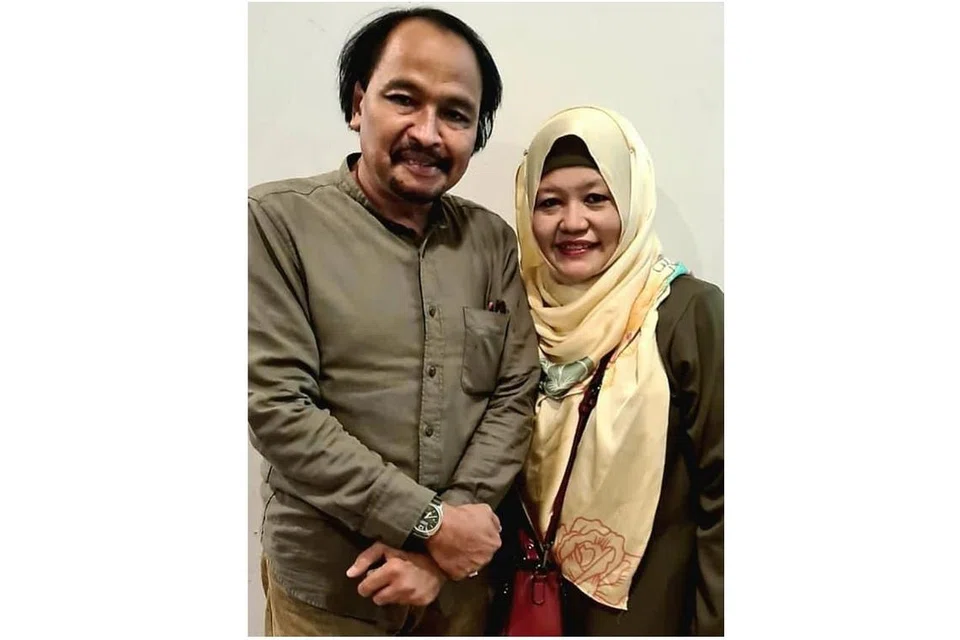 RINDU TERLERAI JUA: Pasangan pelakon, Azman Shariff dan isteri, Mahyonis Mahfudz, berbual dengan satu sama lain sepanjang terpisah selama dua tahun ekoran penutupan sempadan serta keperluan Mahyonis menjaga orang tuanya di JB. - Foto-Foto ihsan ANIS QURRATU'AINI