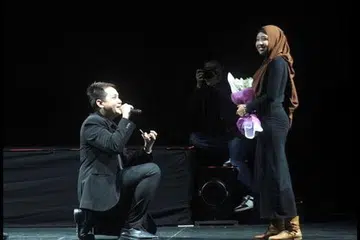 TERIMALAH DAKU SEBAGAI SUAMI: Peminat Lindsey Stirling, Encik Muhammad Zaki Ahmad (kiri), melamar kekasihnya, Cik Siti Zahara Mohd Anuar, di hadapan 1,500 penonton konsert Lindsey Stirling. - Foto UNUSUAL ENTERTAINMENT