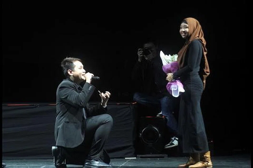 TERIMALAH DAKU SEBAGAI SUAMI: Peminat Lindsey Stirling, Encik Muhammad Zaki Ahmad (kiri), melamar kekasihnya, Cik Siti Zahara Mohd Anuar, di hadapan 1,500 penonton konsert Lindsey Stirling. - Foto UNUSUAL ENTERTAINMENT