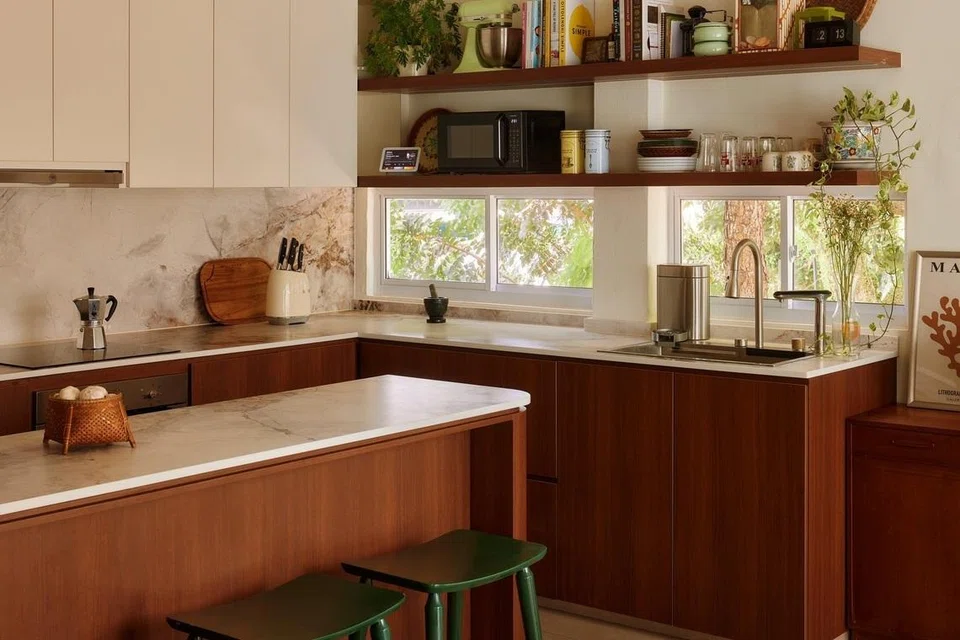 Ruang dapur di apartmen ‘walk-up’ Cik Nadiah dan keluarganya direka semula mengikut keperluan seharian, dengan konsep moden abad pertengahan (mid-century) yang menggabungkan unsur moden dan nostalgia.