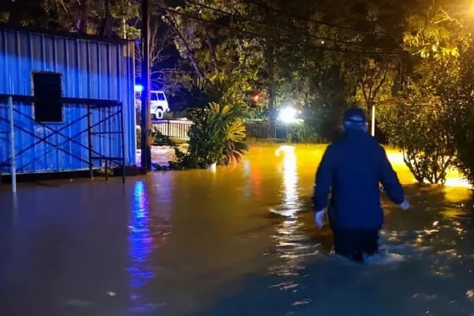 DINAIKI AIR: Antara kawasan perkampungan yang dilanda banjir di Pauh, Perlis. Hujan berterusan menyebabkan beberapa sungai di negeri itu melimpah sehingga memasuki kediaman penduduk.