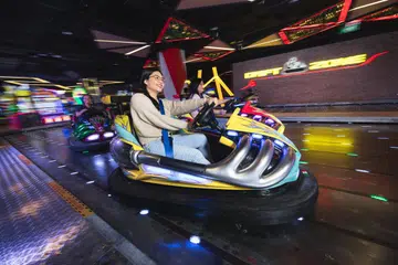 SESUAI BUAT KELUARGA: Tarikan baru kendalian Timezone di Jurong Point, Maxi Drift Bumper Cars dilengkapi ciri mesra kanak-kanak serta ciri keselamatan dan boleh menampung sehingga dua penumpang setiap kereta.