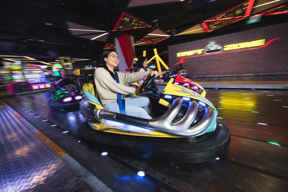 SESUAI BUAT KELUARGA: Tarikan baru kendalian Timezone di Jurong Point, Maxi Drift Bumper Cars dilengkapi ciri mesra kanak-kanak serta ciri keselamatan dan boleh menampung sehingga dua penumpang setiap kereta.