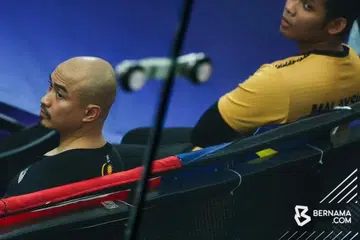 Jaguh lumba basikal trek Malaysia, Datuk Azizulhasni Awang, tidak dapat menyembunyikan kekecewaan menghampakan impian rakyat Malaysia yang mengharapkan beliau merangkul emas dalam Sukan Olimpik Paris 2024, selepas dibatalkan penyertaannya apabila beliau tidak sengaja mendahului derny (basikal elektrik bertindak sebagai pacer).