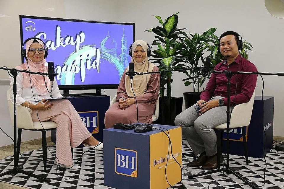 AKHLAK NABI DIBINCANG: (Dari kanan) Ustaz Muhammad Fadhlullah, Ustazah Zhahirah dan Cik Shahida antara lain mengupas sikap Rasulullah yang sentiasa bersedia memaafkan. - Foto fail
