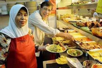 HIDANGAN ISTIMEWA: Selain daripada lauk pauk biasa disediakan semasa perayaan Hari Raya, Pemilik Istimewa Nasi Padang, Cik Hasni Osman dan Encik Kamarolzaman Mohamad, menawarkan set Lemang Buah Berangan sempena perayaan Hari Raya Aidiladha. - Foto ISTIMEWA NASI PADANG