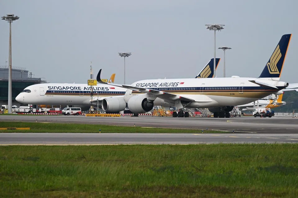 Pesawat Scoot and Singapore Airlines.