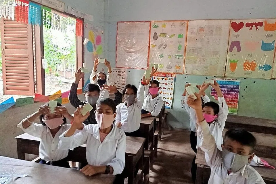 BELAJAR CUCI TANGAN: Gambar menunjukkan pelajar di sekolah pendalaman di Siem Reap, Kemboja, yang terlibat dalam projek 'Asean Clean Hands' yang dikendalikan ISE Travel dengan kerjasama NGO dan sukarelawan tempatan. - Foto-foto ISE TRAVELS