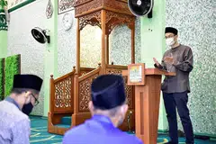 TEKANKAN PERANAN PENTING PEMIMPIN MASJID: Ketua Eksekutif Muis, Encik Esa Masood (kanan), menyentuh mengenai program persediaan kecemasan yang dijalani pihak masjid sebagai persiapan memberi tindakan tangkas apabila diperlukan semasa berucap di majlis pelantikan kepimpinan masjid bagi Kelompok Masjid Selatan yang diadakan di Masjid Abdul Gafoor semalam. - Foto MUIS