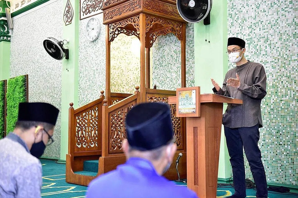 TEKANKAN PERANAN PENTING PEMIMPIN MASJID: Ketua Eksekutif Muis, Encik Esa Masood (kanan), menyentuh mengenai program persediaan kecemasan yang dijalani pihak masjid sebagai persiapan memberi tindakan tangkas apabila diperlukan semasa berucap di majlis pelantikan kepimpinan masjid bagi Kelompok Masjid Selatan yang diadakan di Masjid Abdul Gafoor semalam. - Foto MUIS