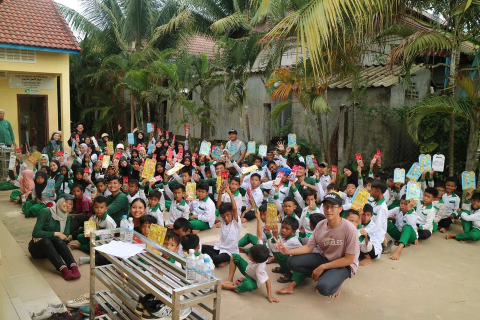 Sukarelawan daripada Projek ASA Ignite berinteraksi dengan para pelajar dari Pusat Pendidikan Emaan di Azizah Sapari Branch melalui kelas kemahiran dan celik huruf dalam bahasa Inggeris.