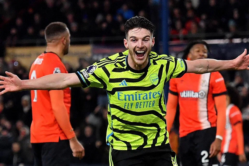 WIRA PERLAWANAN: Pemain tengah Arsenal, Declan Rice, berjaya menanduk gol kemenangan pasukannya ke atas Luton Town. Dengan kemenangan 4-3 itu, ia bermakna Arsenal sudah menang empat perlawanan EPL secara berturut-turut.