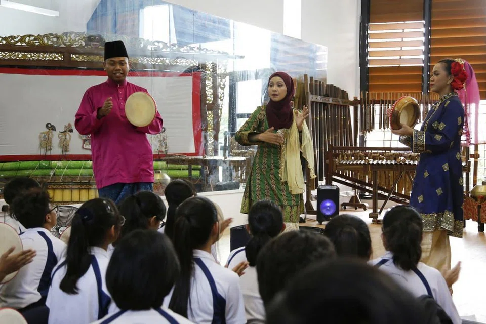 PAMERAN BUDAYA: Pelajar menengah tiga dari sekolah Assumption English School dapat mempelajari lebih lanjut tentang budaya Melayu, termasuk alat muzik tradisional, menerusi satu pameran yang diadakan kumpulan seni Sri Warisan di studio Sri Warisan yang baru saja dibuka di WGS. - Foto BH oleh AZMI ATHNI