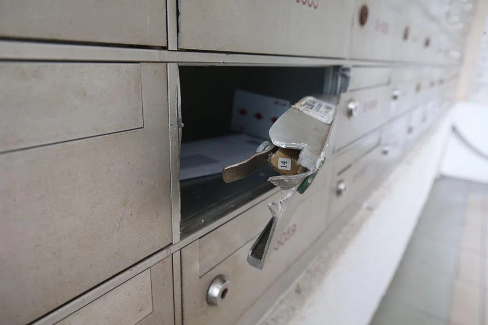 BAUCAR DICURI: Polis sedang menyiasat beberapa kes mencuri Baucar Barang Dapur dari peti surat blok HDB di serata Singapura. Baucar itu diagih kepada keluarga berpendapatan rendah bagi digunakan di pasar raya utama. - Foto ZAOBAO