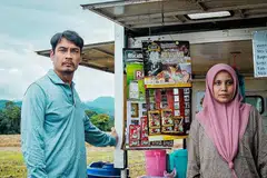 GEJOLAK DI BALIK SAWAH MENENANGKAN: Watak Hisyam Hamid (kiri) sebagai lelaki yang serba tidak keruan dan mendera isteri (lakonan Nadiya Nisaa) selepas satu kemalangan yang meragut kerjayanya membuka mata tentang bahayanya racun masyarakat. - Foto CLOVER FILMS/PAPAHAN