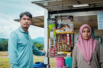 GEJOLAK DI BALIK SAWAH MENENANGKAN: Watak Hisyam Hamid (kiri) sebagai lelaki yang serba tidak keruan dan mendera isteri (lakonan Nadiya Nisaa) selepas satu kemalangan yang meragut kerjayanya membuka mata tentang bahayanya racun masyarakat. - Foto CLOVER FILMS/PAPAHAN