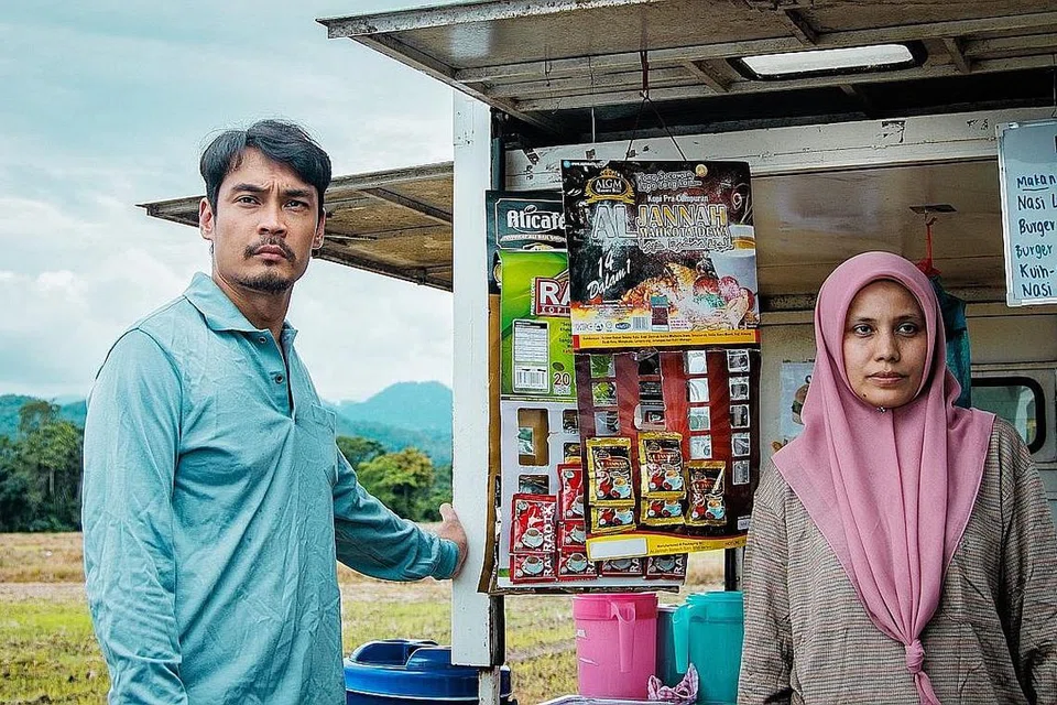 GEJOLAK DI BALIK SAWAH MENENANGKAN: Watak Hisyam Hamid (kiri) sebagai lelaki yang serba tidak keruan dan mendera isteri (lakonan Nadiya Nisaa) selepas satu kemalangan yang meragut kerjayanya membuka mata tentang bahayanya racun masyarakat. - Foto CLOVER FILMS/PAPAHAN