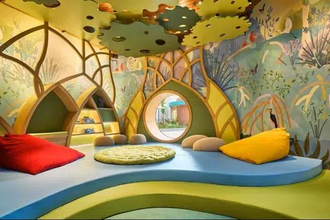 Mangrove House Kids Club yang direka berinspirasikan alam semula jadi menawarkan aktiviti harian untuk kanak-kanak berumur satu hingga 12 tahun.