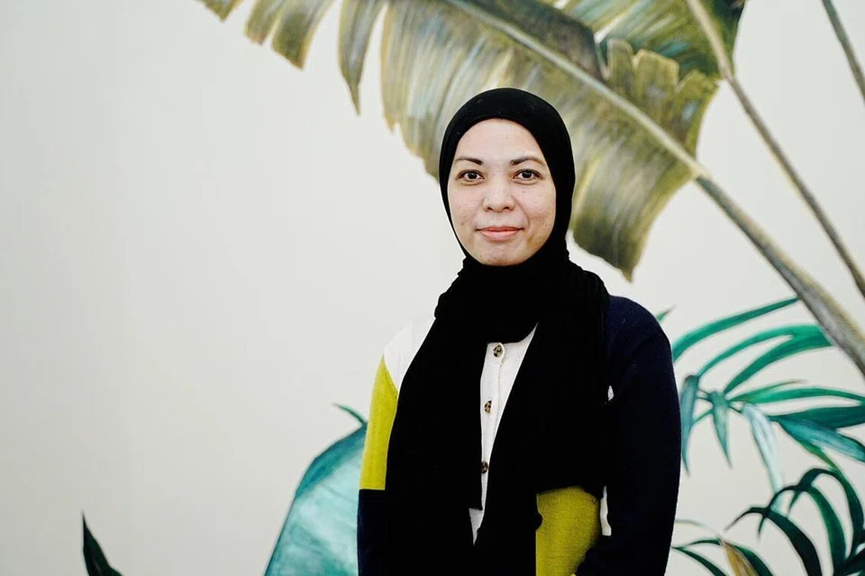 Cik Zuliyana Hamid, 45 tahun, bersyukur kerana Dana Masyarakat NTUC menyediakan sokongan menyeluruh, termasuk bantuan kewangan dan emosi, yang membantunya membina masa depan yang lebih cerah untuk dua anaknya selepas mengharungi tempoh sukar menyusuli pemergian suaminya pada Mac 2025.