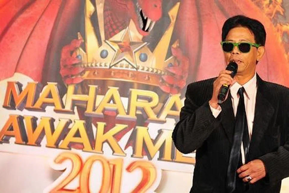 MASIH DIINGATI: Pelawak dan pengarah filem komedi, AR Badul yang tidak pernah menganggap wang lumayan sebagai penjana semangatnya berkarya, diiktiraf menerusi Anugerah Khas Juri di acara Anugerah Lawak Warna 2015. - Foto ASTRO