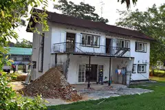 DIBERI NAFAS BARU: Banglo kolonial di Taman Aeroangkasa Seletar ini merupakan antara kumpulan banglo yang sedang diberi nafas baru untuk kegunaan runcit, makanan dan minuman serta pejabat. - Foto BH oleh CHONG JUN LIANG
