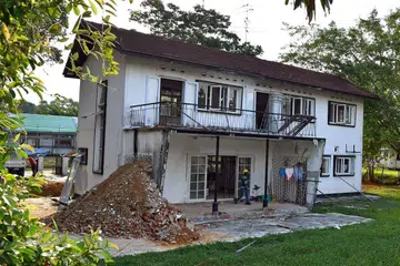 DIBERI NAFAS BARU: Banglo kolonial di Taman Aeroangkasa Seletar ini merupakan antara kumpulan banglo yang sedang diberi nafas baru untuk kegunaan runcit, makanan dan minuman serta pejabat. - Foto BH oleh CHONG JUN LIANG