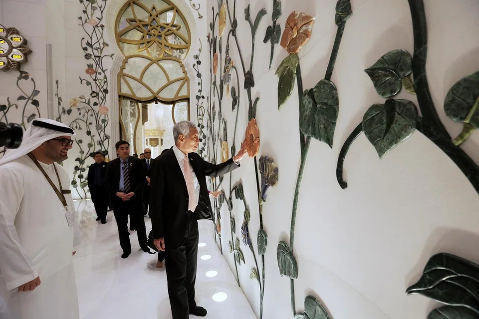 ZIARAH MASJID: Encik Lee menziarahi Masjid Besar Sheikh Zayed di Abu Dhabi sebahagian lawatan rasminya ke UAE.