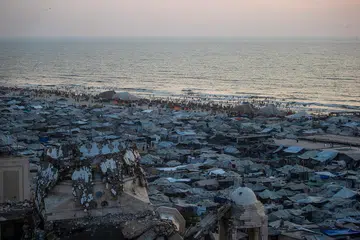 Ribuan khemah sementara yang menempatkan keluarga Palestin yang kehilangan tempat tinggal memenuhi kawasan pantai di barat Bandar Gaza, Jaluran Gaza, pada 14 Ogos 2026. Menurut Pertubuhan Bangsa-Bangsa Bersatu (PBB), sekitar 1.9 juta penduduk Gaza, atau hampir 90 peratus daripada jumlah penduduk, masih kehilangan tempat tinggal dan ramai terpaksa berpindah beberapa kali sejak konflik Israel-Hamas bermula pada Oktober 2023. Keadaan kemanusiaan itu berterusan ketika usaha Amerika Syarikat (AS) untuk menghidupkan semula pelan damai Gaza masih buntu, dengan Israel menegaskan tenteranya tidak akan berundur sehingga Hamas dilucutkan senjata sepenuhnya.
