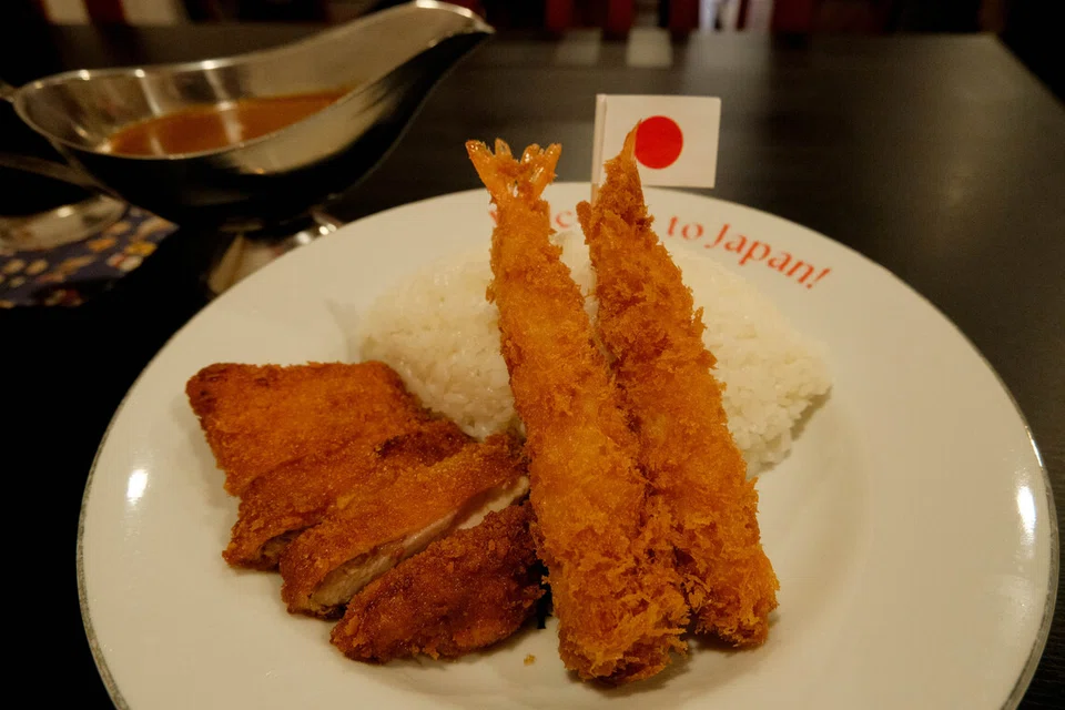 Pekat, seimbang dan sedap, hidangan kari Jepun panas bersama ayam dan udang goreng rangup memang cukup menyelerakan.